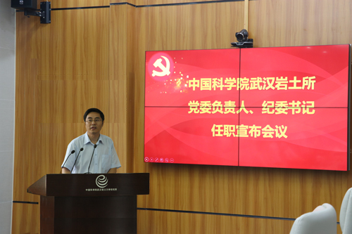 分院党组书记、副院长李海波宣读文件 分院党组书记、副院长李海波宣读文件