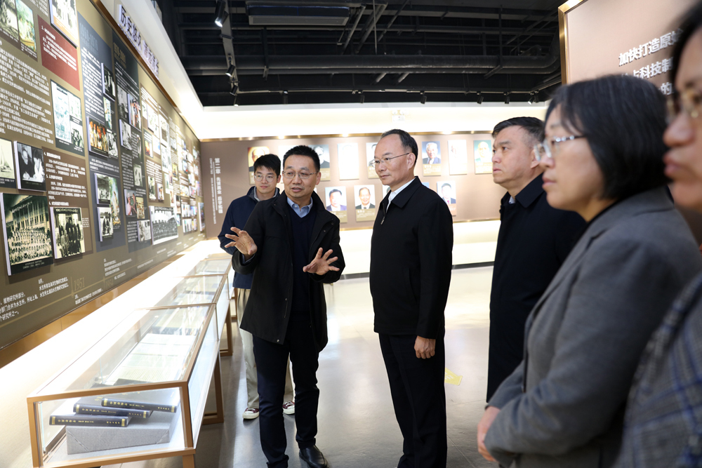 省人大副主任徐文海一行调研水生所