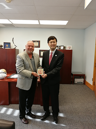 张力为研究员向南达科他矿业理工学院校长James Rankin赠送武汉特色纪念品 张力为研究员向南达科他矿业理工学院校长James Rankin赠送武汉特色纪念品